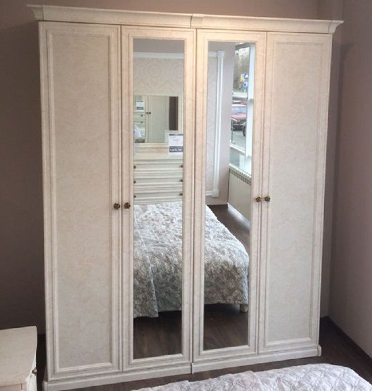 Шкаф 4-х створчатый (1+2+1) с зеркалом Афина (крем корень) | фото 2